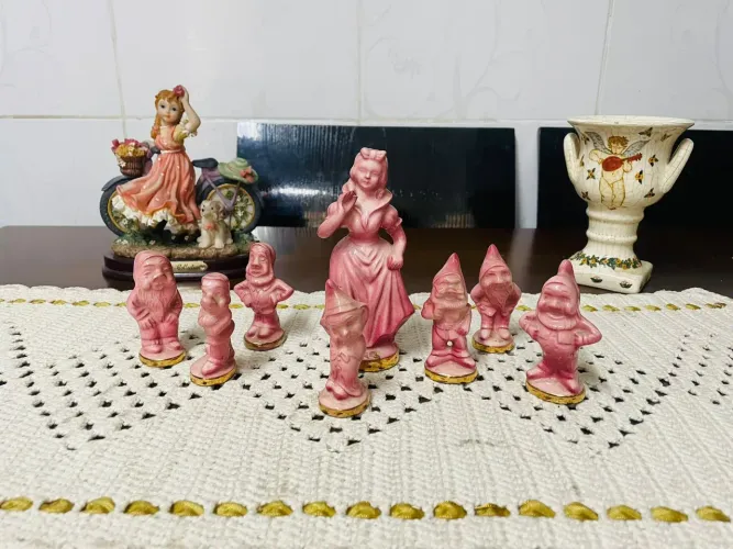 Conjunto de miniaturas em porcelana Branca de Neve e o sete anões