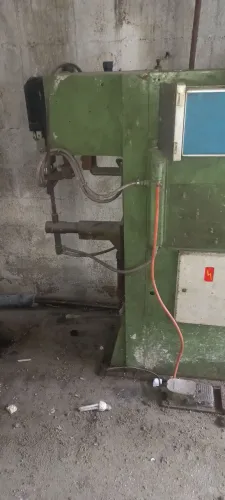 Solda a ponto pneumática  por projeção  e endireitadeira de arames 