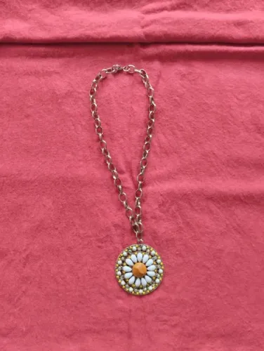 Colar feminino, pedra amarela, pouquíssimo usado - R$ 35,00-Aceito oferta