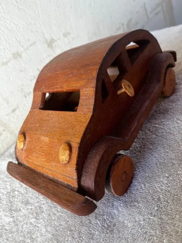 Fusca miniatura de carro em Madeira artesanal 