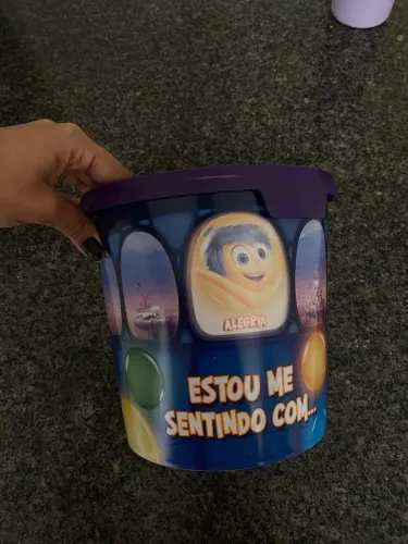 Balde de pipoca divertidamente