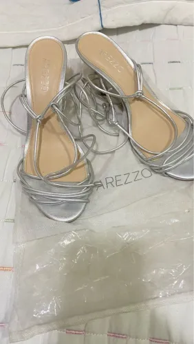 Sandália feminina prata Arezzo