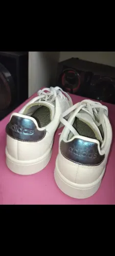 Tênis Adidas Branco com Detalhe Holográfico