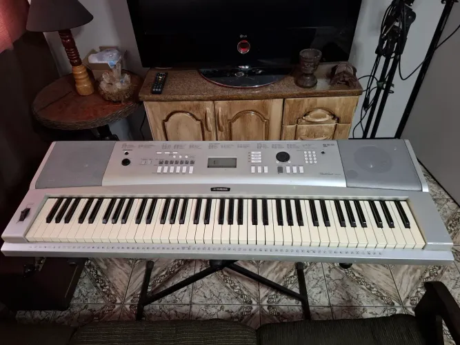 Yamaha DGX220 Portable Grand