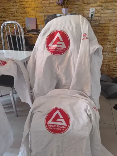 Dois kimonos completos Gracie Barra A2 por 500 reais