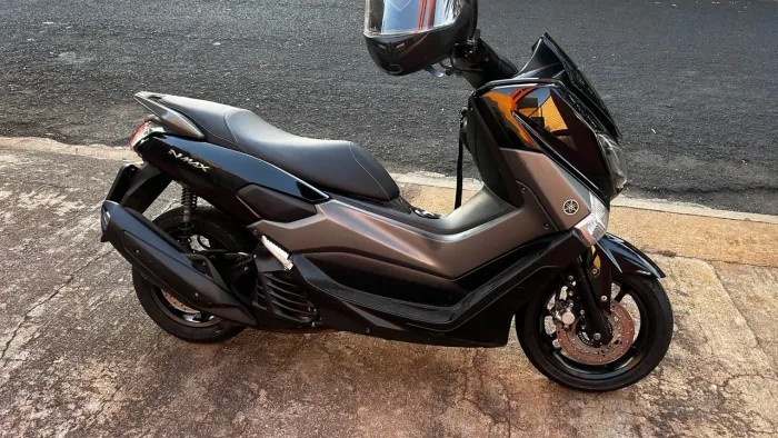 Está com alguns ralados pois a moto ja caiu