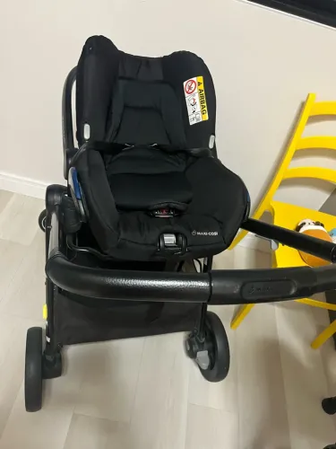Carrinho de bebe Maxi Cosi com bebe conforto usado