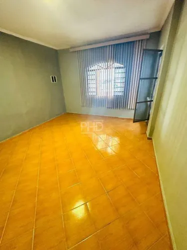 Casa Térrea para Locação | 161 m² | 2 Dormitórios | Quintal e Garagem para 5 Carros | Vila