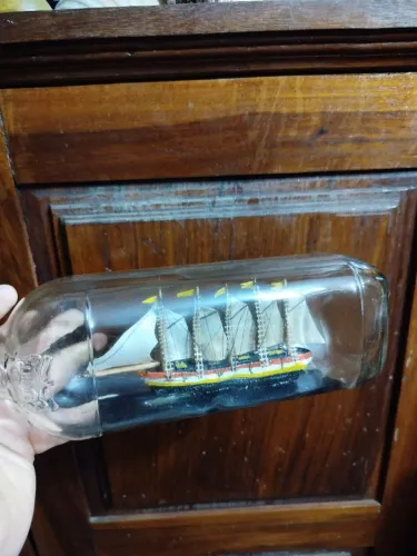 ARTE POPULAR!! Miniatura de navio no interior de uma garrafa
