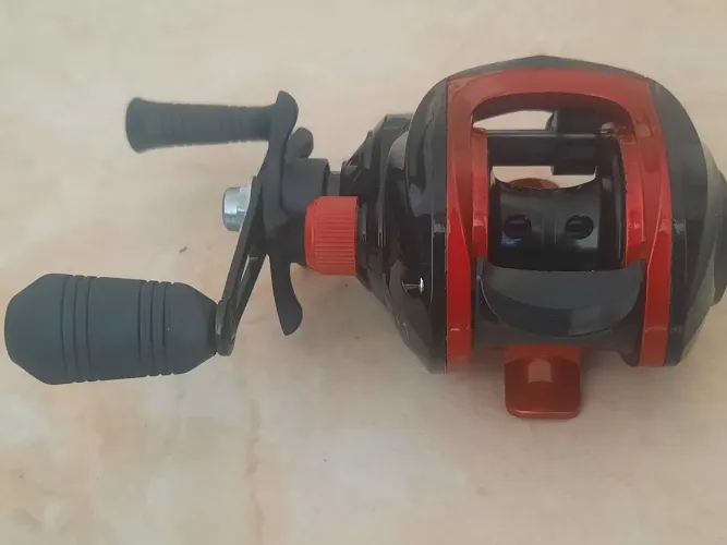 carretilha de pesca da marca CmiK, modelo SP200.