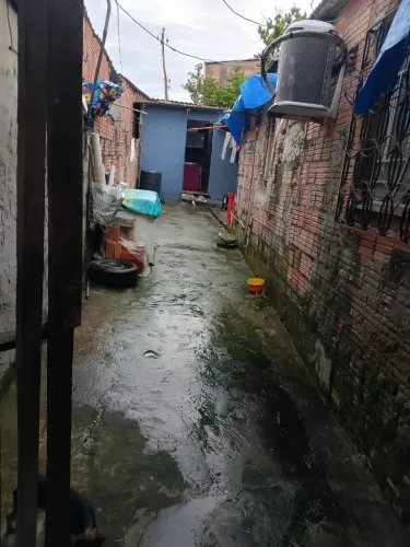 São duas casas no mesmo terreno