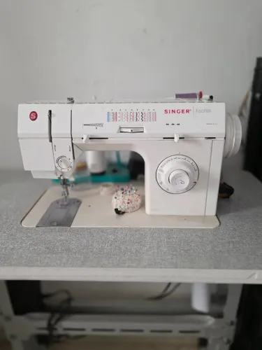 Máquina de Costura Singer Facilita com Mesa e Pedal