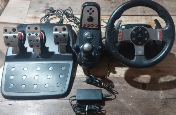 O Logitech G27 Racing Wheel completo pouco usado