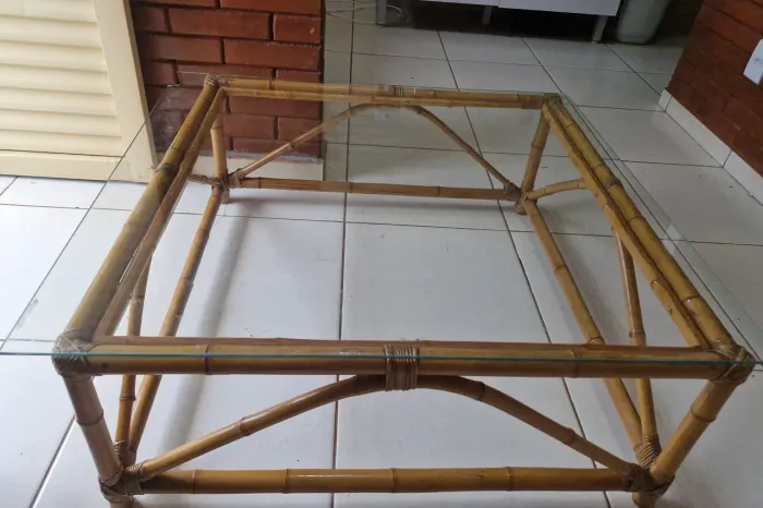Mesa de centro de bambu e vidro