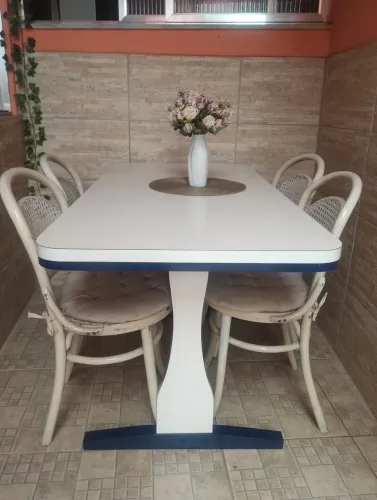 Mesa com 4 cadeiras