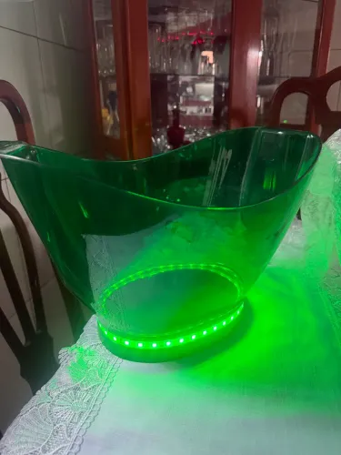 Champanheira em Acrílico Verde (com base removível iluminada)