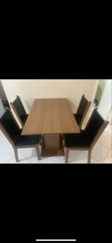 Mesa de jantar com 4 cadeiras - R$ 500