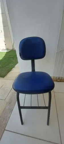 Cadeira com encosto reclinável 