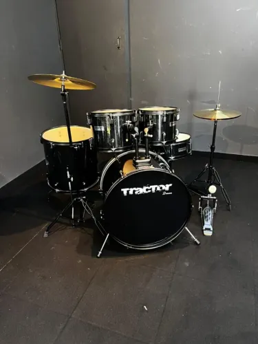 Bateria Acústica TRACTOR - Cor Preta - Completa com Pratos e Ferragens