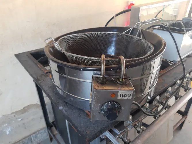 Vendo fritadeira elétrica profissional com capacidade de 8 litros de óleo