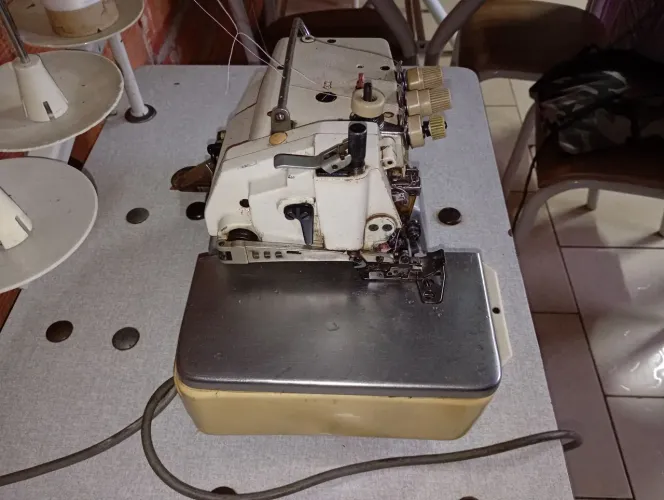 Máquina overloque