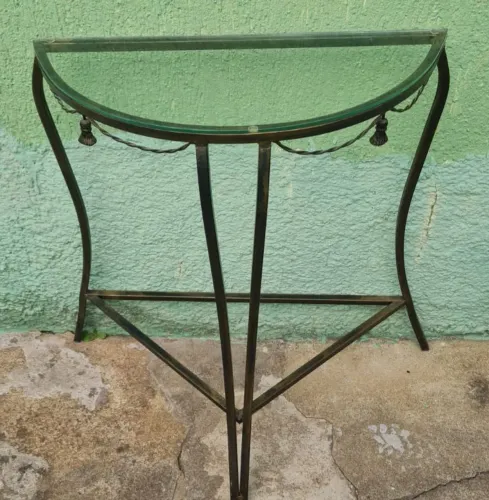 Mesa. Aparador de canto com tampo de vidro. Meia lua. Medida 80 X 67 X 30. Ótimo estado.