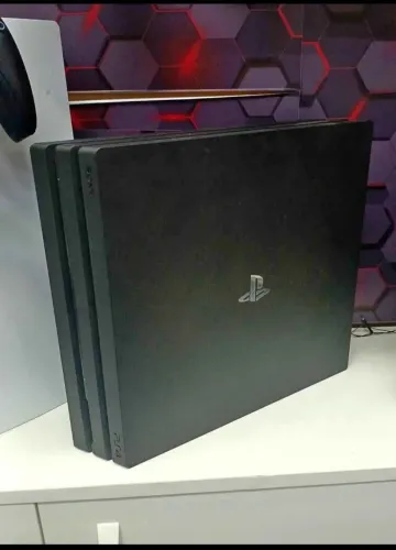 PS4 pro 1tb 2 controles originais com 3 jogos impecável