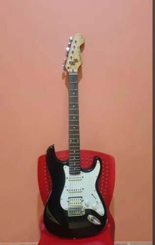 Guitarra strato em ótimas condições