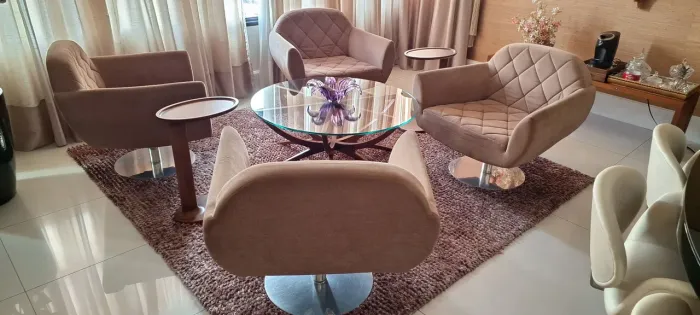 Conjunto de poltrona completa com 4 cadeiras giratórias mesa de centro com tampo de vidro