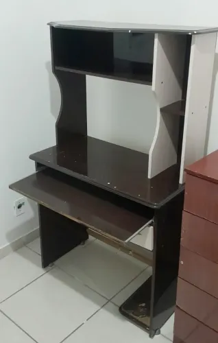 Escrivaninha / Mesa para Computador com Estante Superior