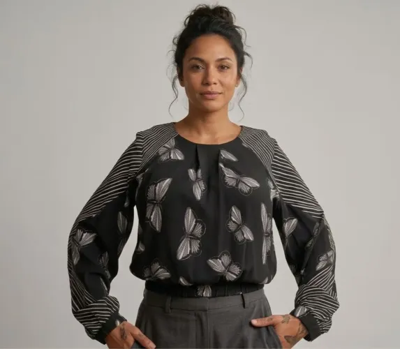 Blusa Bata preta FARM com borboletas, tamanho M