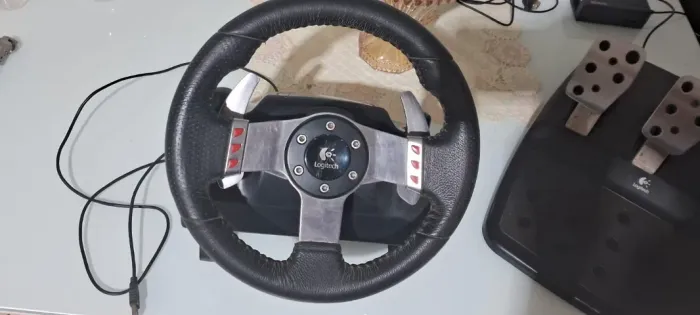 Volante Logitech G27 Force Feedback com pedais