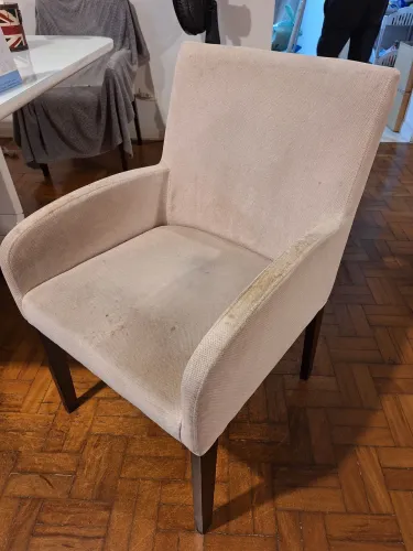 Cadeira Estofada Creme com Pés em Madeira Escura