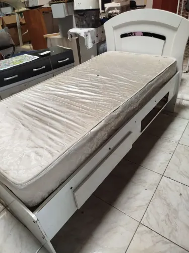 Cama e colchão solteiro