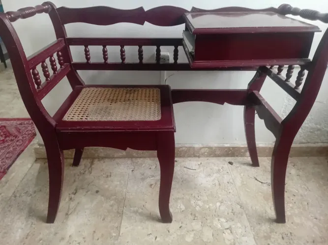 Mesa antiga para telefone fixo.