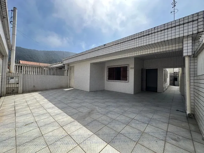 Casa para locação 3 dormitórios com 4 vagas no jardim Solemar Praia Grande