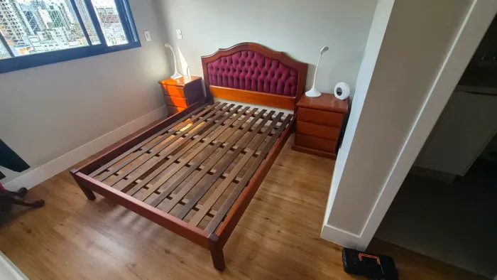 Cama de casal em madeira