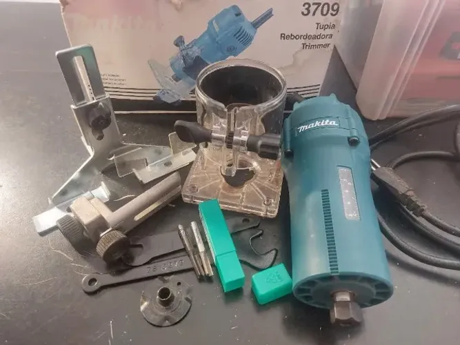 Tubia Rebordeadora Makita 127V + kit 11 fresas