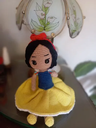 Boneca branca de neve amigurumi feito a mão 