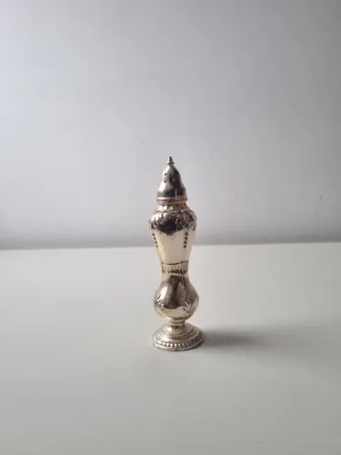 Saleiro Antigo em Metal Prateado com Detalhes Ornamentais Vintage
