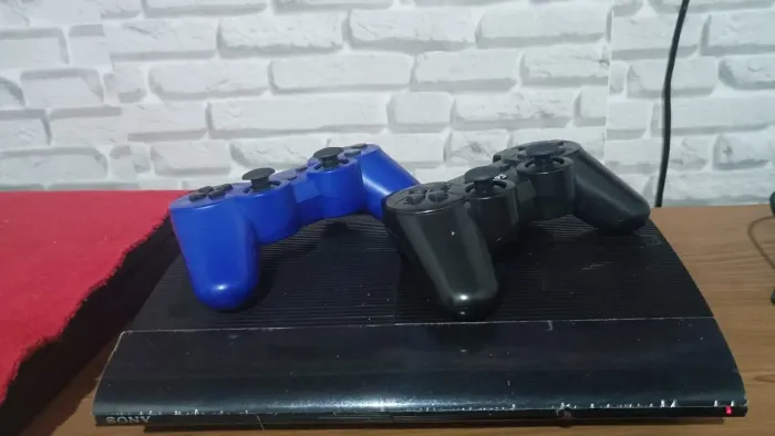 PS3 desbloqueado funcionando perfeitamente, com 2 controles cabo HDMI !