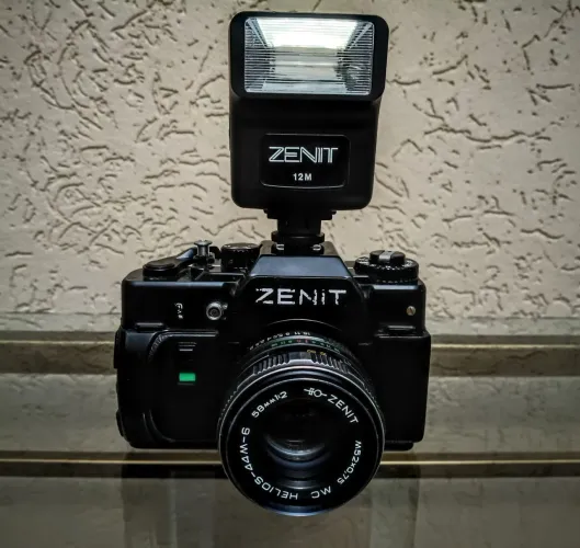 Câmera Analógica Zenit 122 mais o flash. Modelo Clássico Russo