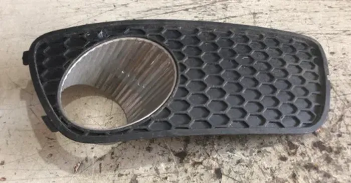 Moldura Farol De Milha Direito Fiat Palio 2004 - 2007 - Preto - Direito
