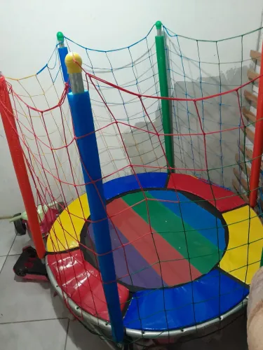 Cama elástica e escorredor