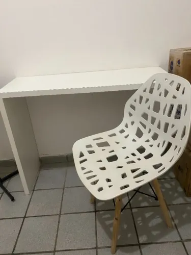 Mesa com cadeira para escritório