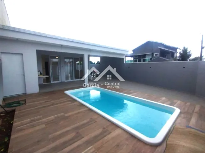 Casa com piscina em Peruíbe REF: 8877
