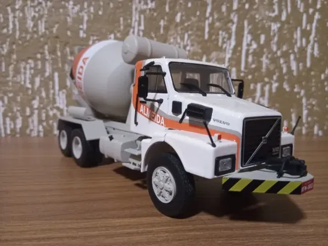 Miniatura Caminhão Volvo Antigo Colecionável