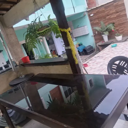 Mesa medindo 2 x 1 tampo de vidro 