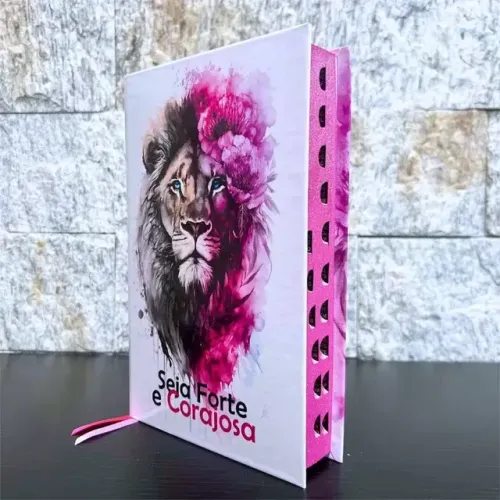 Biblia Sagrada com Harpa feminina com desenho de um leao