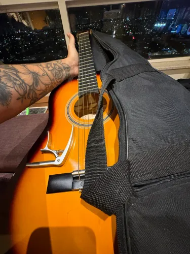 Violão Vogga VCA96 YS (Cordas de Aço) + Capa Almofadada + Capotraste!